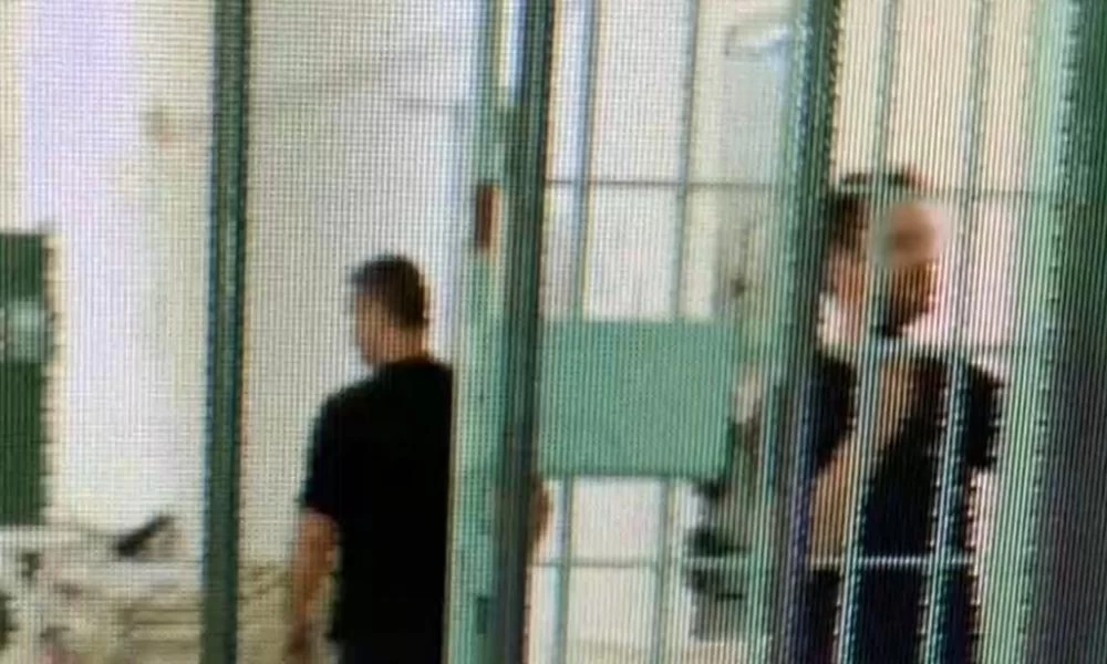 Στην ίδια πτέρυγα φυλακών Πιλότος, "Παπάς" με βιτριόλι και "Artfreak"
